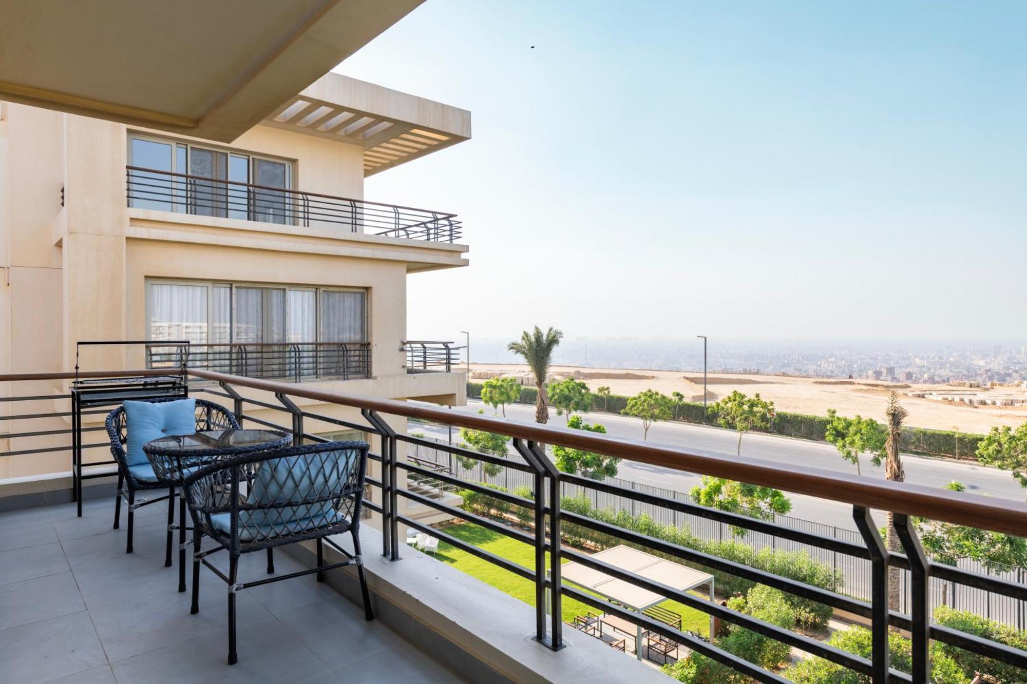 Carrara White 3br W/garden View And Pool Apartment *